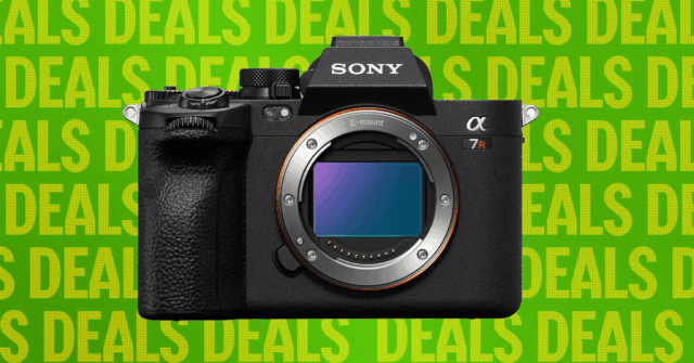Save $900 on Sony’s Best Mirrorless Camera With This Early Black Friday Deal (2025)