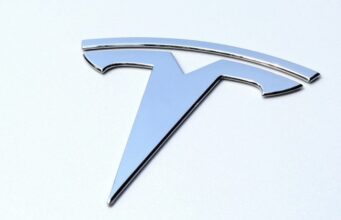 Tesla shares climb despite 16% drop in Q4 deliveries