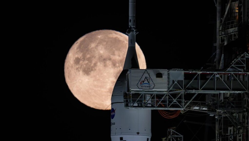 artemis-ii-at-the-pad-full-snow-moon-02012026-4large.jpg
